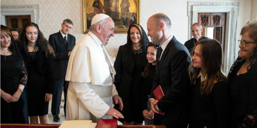 Ο πάπας συναντήθηκε με τον πρωθυπουργό της Μάλτας, ο οποίος εμπλέκεται σε σκάνδαλο δολοφονίας δημοσιογράφου